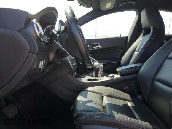 2019 Mercedes-Benz CLA 250 z VIN WDDSJ4EB7KN725677, wystawiony jako Copart lot #52457985 z przebiegiem 62 553 mil mil oraz Szkoda całkowita • Salvage title. Historia ofert i sprzedaży dostępna na DreamBid. Obrazek 7.