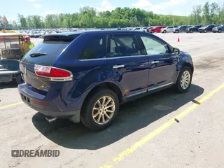 2011 Lincoln MKX z VIN 2LMDJ8JKXBBJ25103, wystawiony jako IAAI lot #42297567 z przebiegiem 122 135 mil mil oraz . Historia ofert i sprzedaży dostępna na DreamBid. Obrazek 4.
