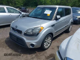 2013 Kia Soul + z VIN KNDJT2A66D7525412, wystawiony jako IAAI lot #42177636 z przebiegiem 67 310 mil mil oraz . Historia ofert i sprzedaży dostępna na DreamBid. Obrazek 2.