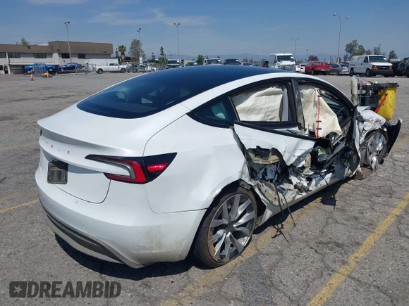 2025 Tesla Model 3 Long Range z VIN 5YJ3E1EA1SF876795, wystawiony jako IAAI lot #41967853 z przebiegiem 8 328 mil mil oraz . Historia ofert i sprzedaży dostępna na DreamBid. Obrazek 4.