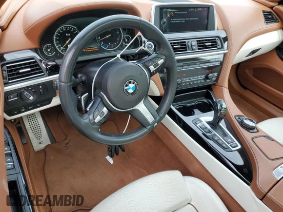 2015 BMW 6 Series 640i xDrive z VIN WBA6B8C56FD453175, wystawiony jako Copart lot #81372044 z przebiegiem 111 835 mil mil oraz Czysty tytuł • Clean title. Historia ofert i sprzedaży dostępna na DreamBid. Obrazek 8.