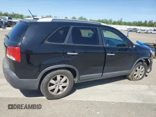 2013 Kia Sorento LX z VIN 5XYKT3A6XDG413614, wystawiony jako Copart lot #57175205 z przebiegiem 152 086 mil mil oraz Szkoda całkowita • Salvage title. Historia ofert i sprzedaży dostępna na DreamBid. Obrazek 3.
