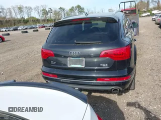 2015 Audi Q7 Premium Plus z VIN WA1LGAFE3FD021986, wystawiony jako IAAI lot #42129938 z przebiegiem 58 501 mil mil oraz . Historia ofert i sprzedaży dostępna na DreamBid. Obrazek 16.