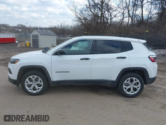 2024 Jeep Compass Sport z VIN 3C4NJDAN2RT157145, wystawiony jako IAAI lot #41456201 z przebiegiem 6 943 mil mil oraz . Historia ofert i sprzedaży dostępna na DreamBid. Obrazek 14.