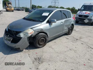 2010 Nissan Versa S z VIN 3N1BC1CP0AL358270, wystawiony jako IAAI lot #42203337 z przebiegiem 157 736 mil mil oraz . Historia ofert i sprzedaży dostępna na DreamBid. Obrazek 2.