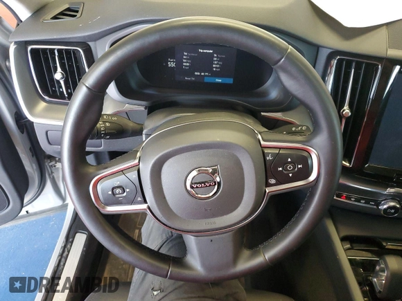 2024 Volvo XC60 Core Dark Theme z VIN YV4L12RK7R1929374, wystawiony jako IAAI lot #42537657 z przebiegiem 48 177 mil mil oraz . Historia ofert i sprzedaży dostępna na DreamBid. Obrazek 6.