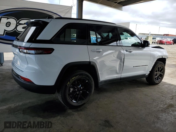 2025 Jeep Grand Cherokee Altitude z VIN 1C4RJHAG2S8656915, wystawiony jako Copart lot #58427515 z przebiegiem 6 656 mil mil oraz Szkoda całkowita • Salvage title. Historia ofert i sprzedaży dostępna na DreamBid. Obrazek 3.