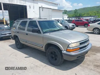 1999 Chevrolet Blazer LS z VIN 1GNCS13WXX2190277, wystawiony jako IAAI lot #42221860 z przebiegiem 298 876 mil mil oraz . Historia ofert i sprzedaży dostępna na DreamBid. Obrazek 1.