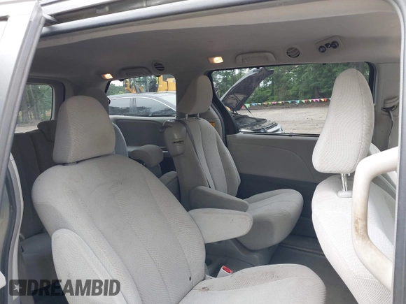 2012 Toyota Sienna LE AAS z VIN 5TDKK3DC7CS222416, wystawiony jako IAAI lot #42360994 z przebiegiem 241 498 mil mil oraz . Historia ofert i sprzedaży dostępna na DreamBid. Obrazek 8.