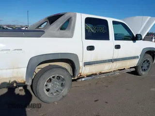 2004 Chevrolet Avalanche Z71 with VIN 3GNEK12T54G107437, listed as a IAAI auction lot 42037726 with 124,166 mi miles. Bid and sale history available at carsss.com. Image 6.