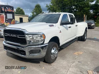 2022 Ram 3500 Tradesman z VIN 3C63RRGL2NG157899, wystawiony jako Copart lot #59051295 z przebiegiem 86 935 mil mil oraz Tytuł czysty. Historia ofert i sprzedaży dostępna na DreamBid. Obrazek 2.
