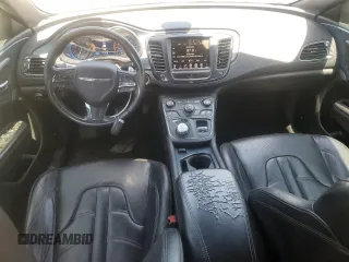 2015 Chrysler 200 S z VIN 1C3CCCBB9FN645671, wystawiony jako Copart lot #52429295 z przebiegiem 197 910 mil mil oraz Szkoda całkowita • Salvage title. Historia ofert i sprzedaży dostępna na DreamBid. Obrazek 8.