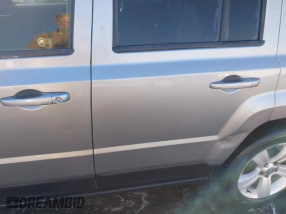 2016 Jeep Patriot Latitude z VIN 1C4NJPFB6GD789150, wystawiony jako IAAI lot #41580696 z przebiegiem 156 848 mil mil oraz . Historia ofert i sprzedaży dostępna na DreamBid. Obrazek 18.