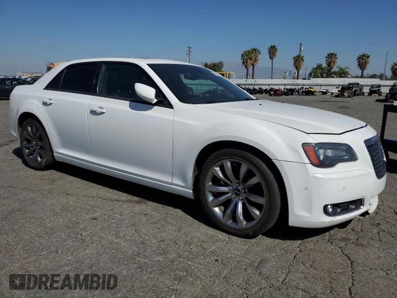 2014 Chrysler 300 S z VIN 2C3CCABG2EH273081, wystawiony jako Copart lot #56634365 z przebiegiem 117 686 mil mil oraz Czysty tytuł • Clean title. Historia ofert i sprzedaży dostępna na DreamBid. Obrazek 4.