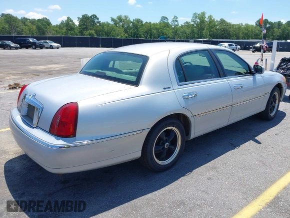 2002 Lincoln Town Car Signature z VIN 1LNHM82W22Y639231, wystawiony jako IAAI lot #42513503 z przebiegiem 126 832 mil mil oraz . Historia ofert i sprzedaży dostępna na DreamBid. Obrazek 4.