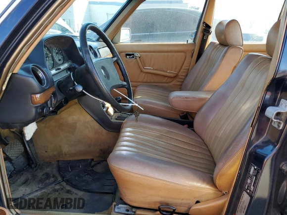 1984 Mercedes-Benz 300 D с VIN WDBAB33A5EA138282, выставлен на аукционе Copart как лот 88987365 с пробегом 249 474 миль миль и Чистый • Clean title. История ставок и продаж доступна на DreamBid. Изображение 7.