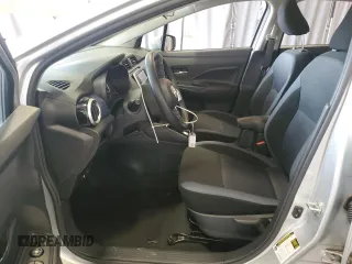 2025 Nissan Versa SV с VIN 3N1CN8EV1SL840895, выставлен на аукционе Copart как лот 61003515 с пробегом 6 277 миль миль и Чистый • Clean title. История ставок и продаж доступна на DreamBid. Изображение 7.
