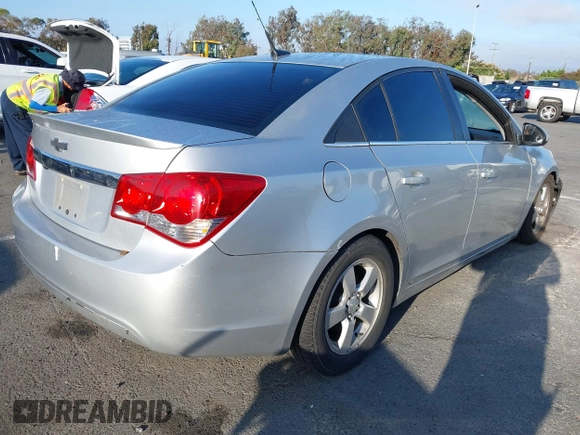 2014 Chevrolet Cruze 1LT z VIN 1G1PC5SBXE7102463, wystawiony jako IAAI lot #42625092 z przebiegiem 165 863 mil mil oraz . Historia ofert i sprzedaży dostępna na DreamBid. Obrazek 4.