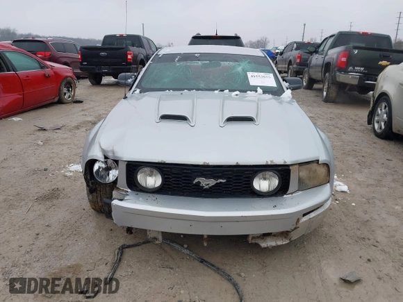 2005 Ford Mustang GT Deluxe z VIN 1ZVHT82H755103659, wystawiony jako IAAI lot #41553019 z przebiegiem 112 531 mil mil oraz . Historia ofert i sprzedaży dostępna na DreamBid. Obrazek 13.