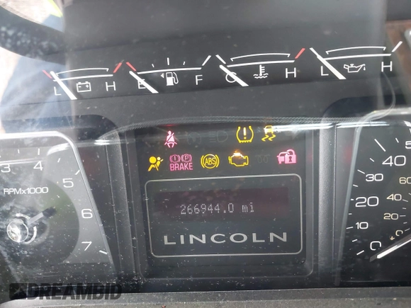 2011 Lincoln Navigator z VIN 5LMJJ2H56BEJ08330, wystawiony jako IAAI lot #41668494 z przebiegiem 266 944 mil mil oraz . Historia ofert i sprzedaży dostępna na DreamBid. Obrazek 7.