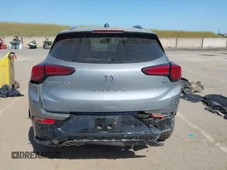 2024 Buick Encore GX Sport Touring с VIN KL4AMESL8RB122520, выставлен на аукционе IAAI как лот 42100439 с пробегом 15 787 миль миль и . История ставок и продаж доступна на DreamBid. Изображение 17.