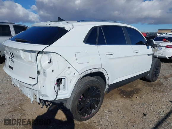2024 Volkswagen Atlas SE with VIN 1V2KE2CA8RC231006, listed as a IAAI auction lot 41741151 with 15,291 mi miles and . Bid and sale history available at DreamBid. Image 4.