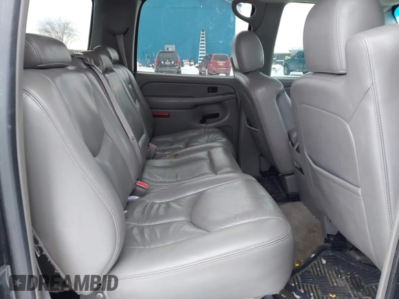 2005 Chevrolet Suburban Z71 with VIN 3GNFK16ZX5G284585, listed as a IAAI auction lot 41588062 with 212,848 mi miles. Bid and sale history available at carsss.com. Image 8.