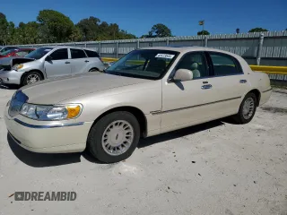 2002 Lincoln Town Car Cartier z VIN 1LNHM83W32Y658756, wystawiony jako Copart lot #45523545 z przebiegiem 94 857 mil mil oraz Szkody całkowita. Historia ofert i sprzedaży dostępna na DreamBid. Obrazek 1.