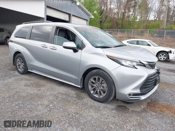 2021 Toyota Sienna XLE with VIN 5TDJRKEC1MS027266, listed as a IAAI auction lot 41956093 with 61,341 mi miles. Bid and sale history available at carsss.com. Image 1.