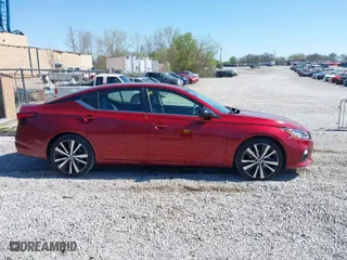 2022 Nissan Altima 2.5 SR with VIN 1N4BL4CV4NN333297, listed as a IAAI auction lot 41989507 with 48,197 mi miles. Bid and sale history available at carsss.com. Image 13.