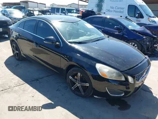2012 Volvo S60 T5 with VIN YV1622FS0C2033527, listed as a IAAI auction lot 41664723 with 132,971 mi miles. Bid and sale history available at carsss.com. Image 1.