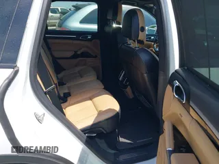 2017 Porsche Cayenne S z VIN WP1AB2A20HLA50805, wystawiony jako IAAI lot #42030013 z przebiegiem 123 578 mil mil oraz . Historia ofert i sprzedaży dostępna na DreamBid. Obrazek 8.
