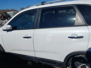 2013 Kia Sorento LX z VIN 5XYKT3A67DG348527, wystawiony jako IAAI lot #41877162 z przebiegiem 348 914 mil mil oraz . Historia ofert i sprzedaży dostępna na DreamBid. Obrazek 14.