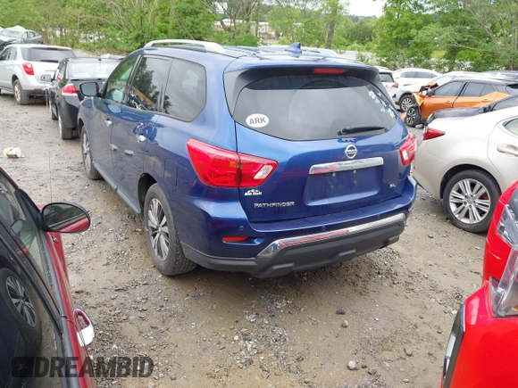 2019 Nissan Pathfinder SV z VIN 5N1DR2MN9KC620979, wystawiony jako IAAI lot #42093847 z przebiegiem 132 329 mil mil oraz . Historia ofert i sprzedaży dostępna na DreamBid. Obrazek 3.