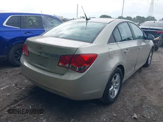 2014 Chevrolet Cruze 1LT z VIN 1G1PC5SB5E7475460, wystawiony jako IAAI lot #42796430 z przebiegiem 173 408 mil mil oraz . Historia ofert i sprzedaży dostępna na DreamBid. Obrazek 4.