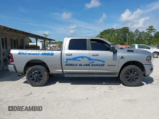 2024 Ram 2500 Big Horn z VIN 3C6UR5DL1RG116185, wystawiony jako IAAI lot #42007154 z przebiegiem Nie podano mil oraz . Historia ofert i sprzedaży dostępna na DreamBid. Obrazek 13.