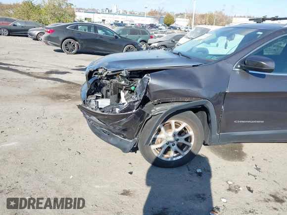 2016 Jeep Cherokee Latitude z VIN 1C4PJMCS1GW242738, wystawiony jako IAAI lot #40765174 z przebiegiem 33 196 mil mil oraz . Historia ofert i sprzedaży dostępna na DreamBid. Obrazek 6.