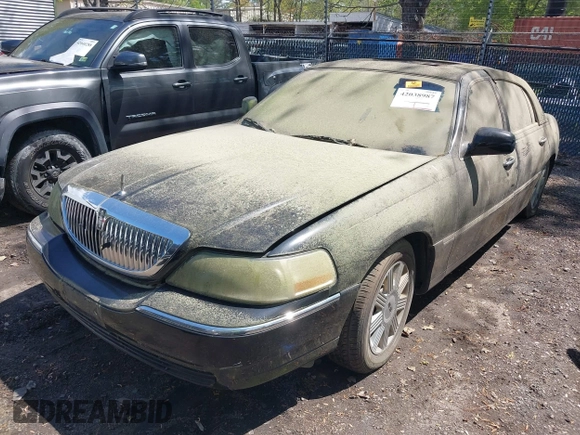 2004 Lincoln Town Car Ultimate z VIN 1LNHM83W34Y680212, wystawiony jako IAAI lot #42038987 z przebiegiem 108 450 mil mil oraz . Historia ofert i sprzedaży dostępna na DreamBid. Obrazek 2.