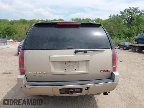 2008 GMC Yukon XL z VIN 1GKFK66878J168801, wystawiony jako IAAI lot #42270097 z przebiegiem 249 455 mil mil oraz . Historia ofert i sprzedaży dostępna na DreamBid. Obrazek 16.