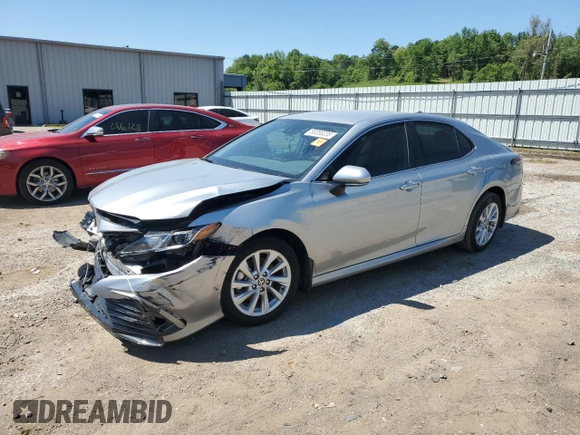 2024 Toyota Camry LE z VIN 4T1C11AK8RU261202, wystawiony jako Copart lot #53353235 z przebiegiem 22 487 mil mil oraz Szkoda całkowita • Salvage title. Historia ofert i sprzedaży dostępna na DreamBid. Obrazek 1.