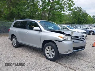 2013 Toyota Highlander z VIN 5TDZK3EH0DS127237, wystawiony jako IAAI lot #42266241 z przebiegiem 241 582 mil mil oraz . Historia ofert i sprzedaży dostępna na DreamBid. Obrazek 1.
