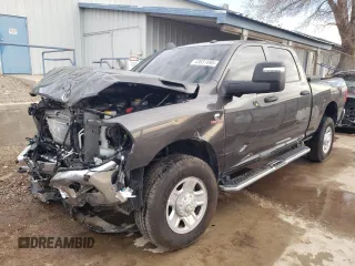 2024 Ram 2500 Tradesman z VIN 3C6UR5CL4RG356686, wystawiony jako Copart lot #43831895 z przebiegiem 2861 mil mil oraz Szkody całkowita. Historia ofert i sprzedaży dostępna na DreamBid. Obrazek 1.