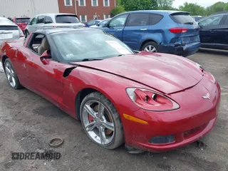 2012 Chevrolet Corvette z VIN 1G1YC2DW2C5106499, wystawiony jako IAAI lot #42253687 z przebiegiem 60 810 mil mil oraz . Historia ofert i sprzedaży dostępna na DreamBid. Obrazek 1.