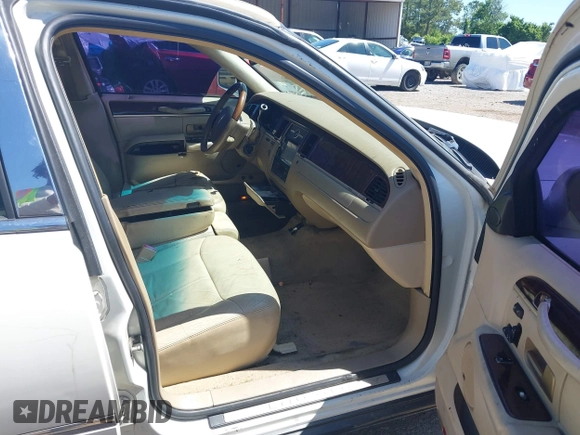 2006 Lincoln Town Car Ultimate L z VIN 1LNHM85W06Y606567, wystawiony jako IAAI lot #42085471 z przebiegiem 262 737 mil mil oraz . Historia ofert i sprzedaży dostępna na DreamBid. Obrazek 5.