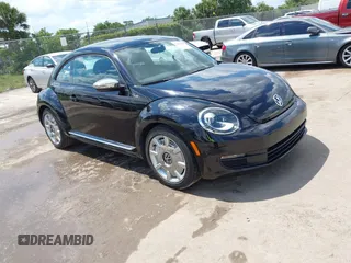 2013 Volkswagen Beetle 2.5L с VIN 3VWJP7ATXDM657230, выставлен на аукционе IAAI как лот 42266660 с пробегом 109 707 миль миль и . История ставок и продаж доступна на DreamBid. Изображение 1.