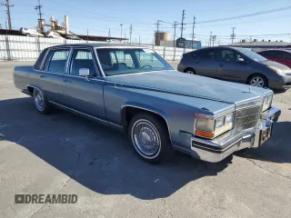 1985 Cadillac Fleetwood z VIN 1G6DW6985F9757401, wystawiony jako Copart lot #59345225 z przebiegiem 91 923 mil mil oraz Tytuł czysty. Historia ofert i sprzedaży dostępna na DreamBid. Obrazek 4.