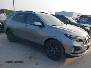 2024 Chevrolet Equinox RS z VIN 3GNAXMEG5RL230153, wystawiony jako IAAI lot #42031019 z przebiegiem 13 798 mil mil oraz . Historia ofert i sprzedaży dostępna na DreamBid. Obrazek 1.