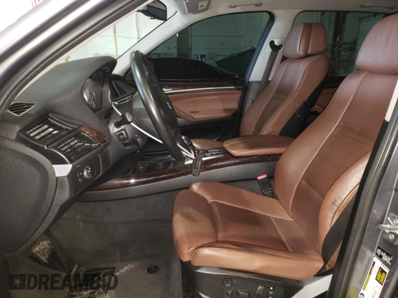 2012 BMW X5 35i z VIN 5UXZV4C5XCL767234, wystawiony jako Copart lot #64117285 z przebiegiem 187 969 mil mil oraz Czysty tytuł • Clean title. Historia ofert i sprzedaży dostępna na DreamBid. Obrazek 7.