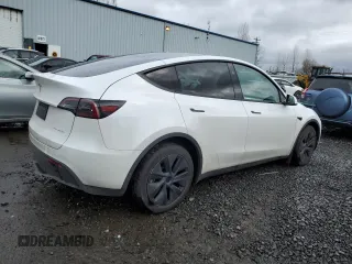 2024 Tesla Model Y Long Range with VIN 7SAYGDEE5RF115706, listed as a Copart auction lot 45002255 with 9,255 mi miles and Salvage Title. Bid and sale history available at DreamBid. Image 3.