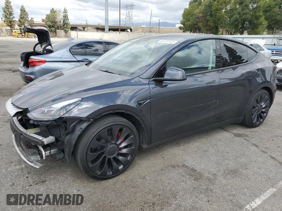 2024 Tesla Model Y Performance z VIN 7SAYGDEF5RF125127, wystawiony jako Copart lot #56753105 z przebiegiem 9 267 mil mil oraz Szkoda całkowita • Salvage title. Historia ofert i sprzedaży dostępna na DreamBid. Obrazek 1.
